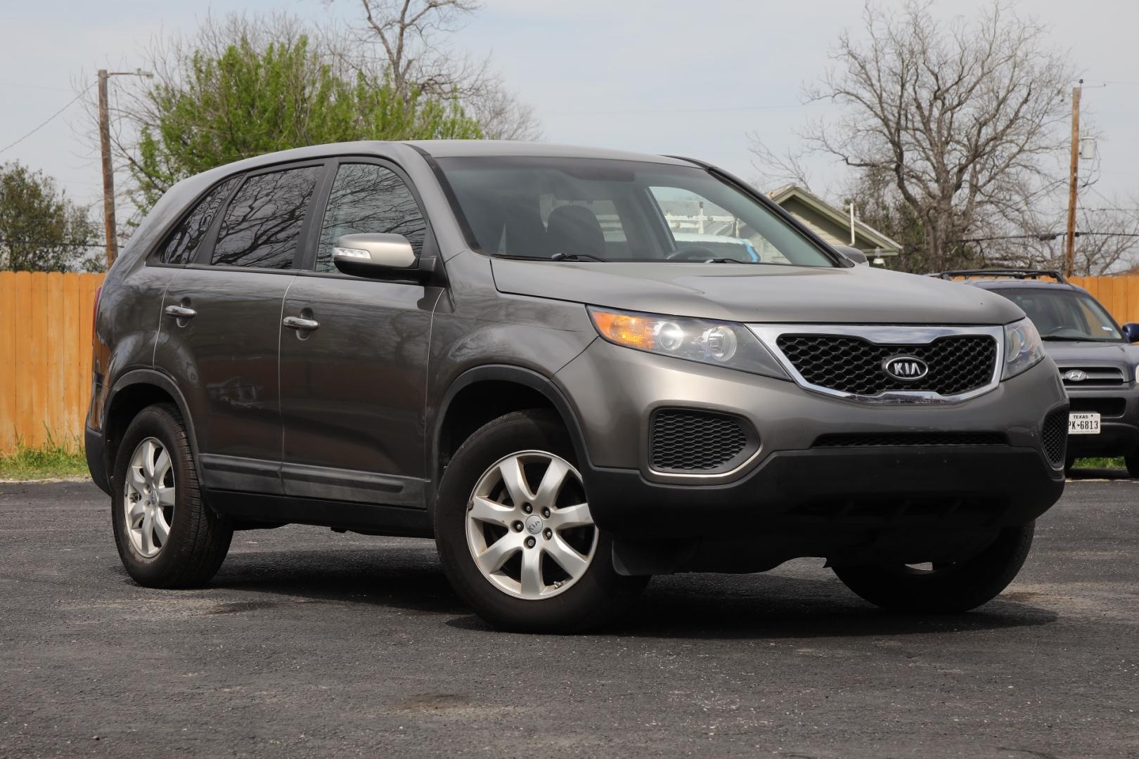 2012 GRAY KIA SORENTO LX 2WD (5XYKT3A10CG) with an 2.4L L4 DOHC 16V engine, 6-SPEED AUTOMATIC transmission, located at 420 E. Kingsbury St., Seguin, TX, 78155, (830) 401-0495, 29.581060, -97.961647 - Photo#0